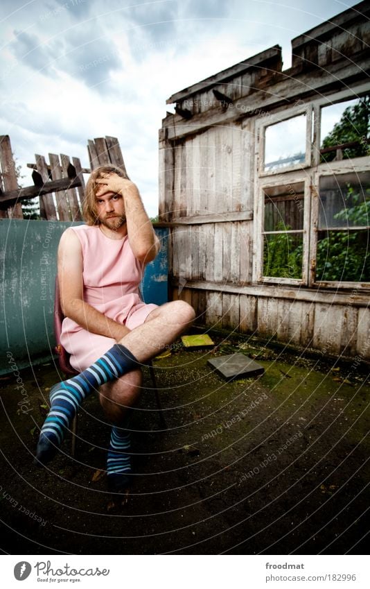 Roofer unemployed Colour photo Multicoloured Exterior shot Interior shot Day Full-length Looking into the camera Forward Human being Masculine Androgynous