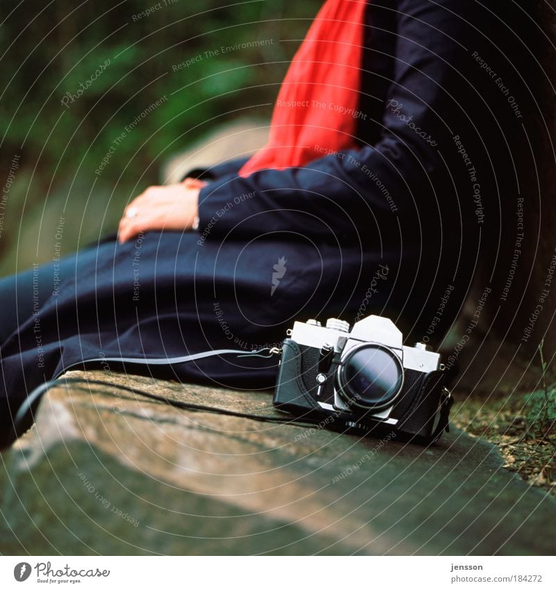 140320 Camera Coat Scarf Glittering Red Moody Calm Colour photo Exterior shot Detail Copy Space bottom Day Shallow depth of field Central perspective