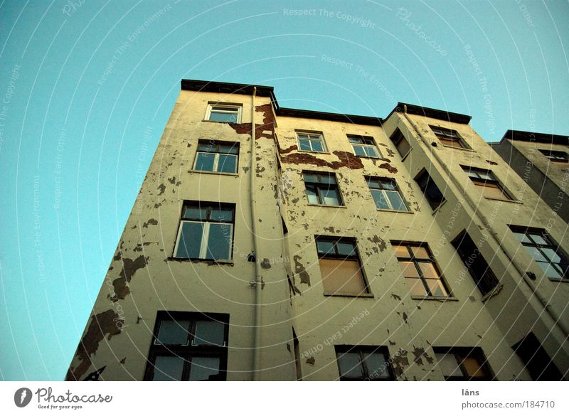 the neighbourhood lives Colour photo Exterior shot Deserted Copy Space left Copy Space top Neutral Background Twilight Worm's-eye view Town Old town