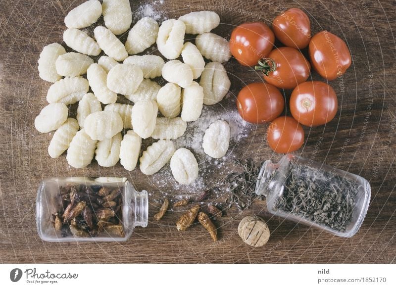 Gnocchi 3 Food Chili Tomato Herbs and spices Nutrition Dinner Organic produce Vegetarian diet Italian Food Chopping board To enjoy Healthy Delicious