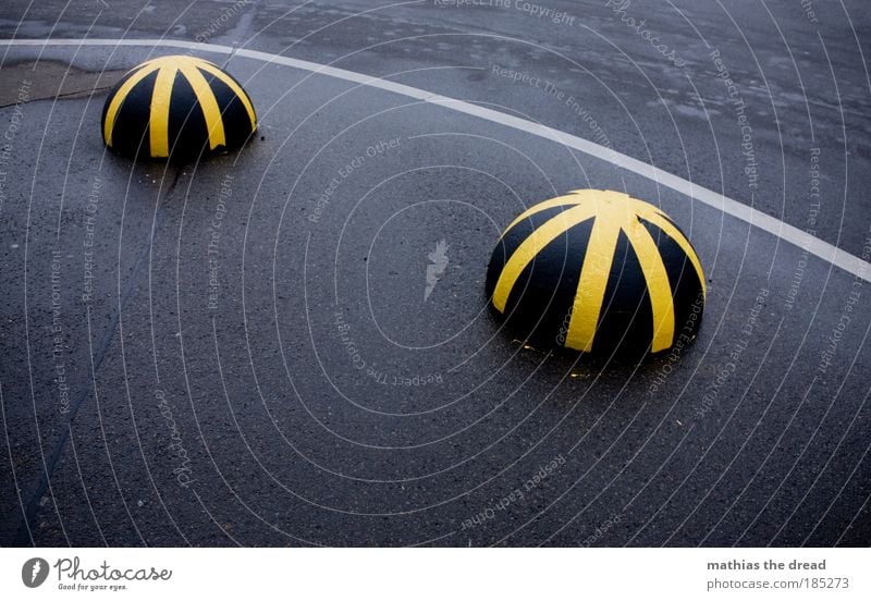 PLING & PLONG Deserted Transport Street Crossroads Lanes & trails Road junction Stone Sign Road sign Wet Bollard Round hemisphere Asphalt Yellow Signal Stripe 2