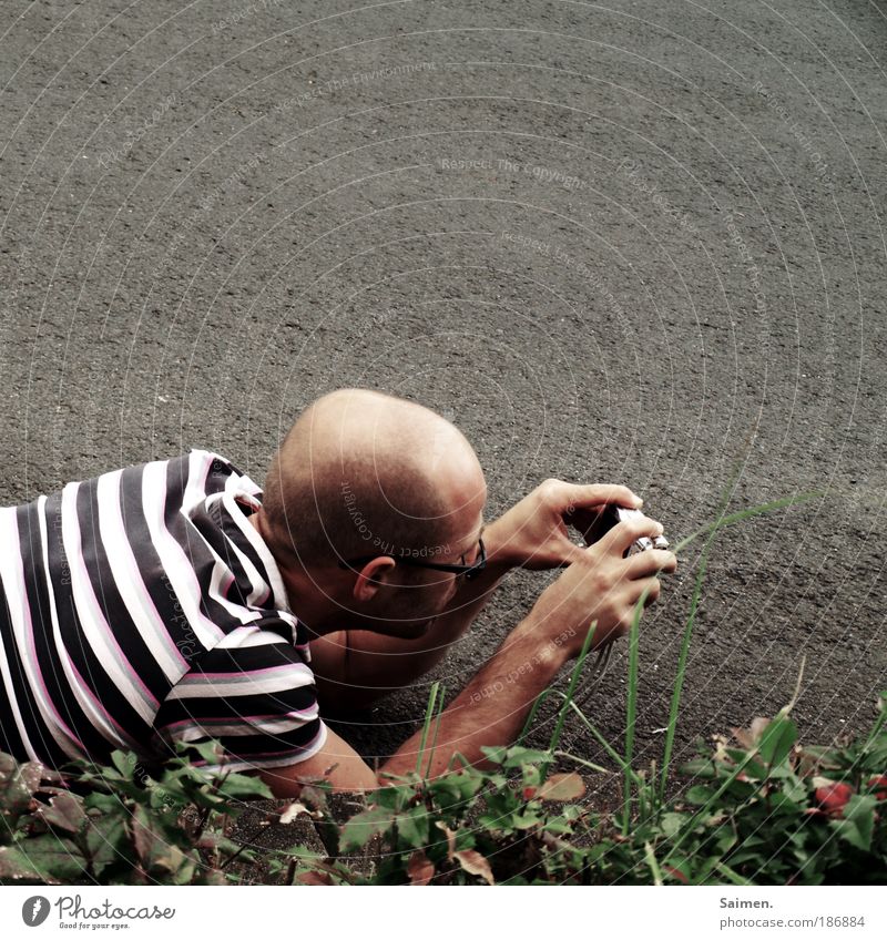 in his own world Human being Masculine Man Adults 1 Street Lie Anticipation Discover Expectation T-shirt Bald or shaved head Photographer Take a photo Bushes