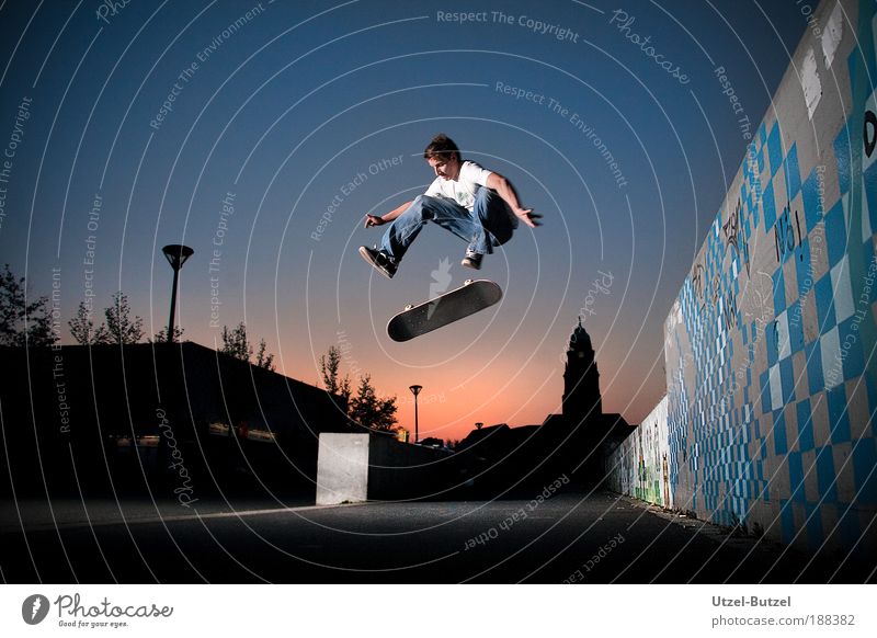 kickflip Extreme sports Skateboard Sports ground Man Adults 1 Human being Driving Jump Joy Bravery Cool (slang) Success Power Effort Esthetic Freedom