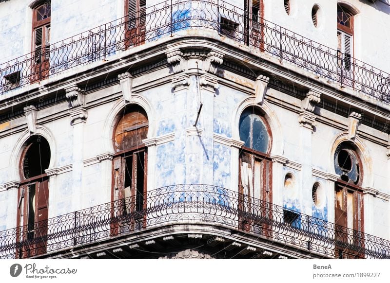 House façade with balcony from colonial times in Havana, Cuba Facade Old Poverty Historic Town Decline Transience Vintage Architecture Balcony Building