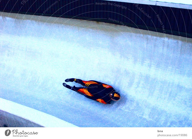 Ice cold - lightning fast Sledding Toboggan run Speed Extreme sports ice tunnel Bobsleigh track luge Professional Aerodynamics Narrow Posture 1 Downward