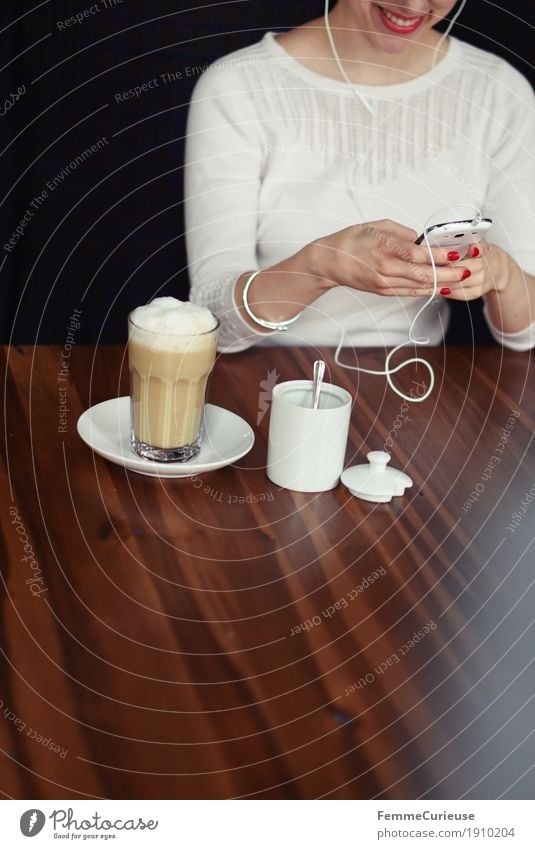 Smartphone_06 Feminine Young woman Youth (Young adults) Woman Adults 1 Human being 18 - 30 years 30 - 45 years Communicate PDA Latte macchiato Coffee Sugar bowl