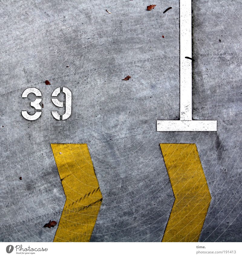 thirty-nine Concrete Digits and numbers Arrow Yellow Gray White T-piece Asphalt Parking lot Parking space Corner Scrape Scratch mark Skid marks Imprint 3 9