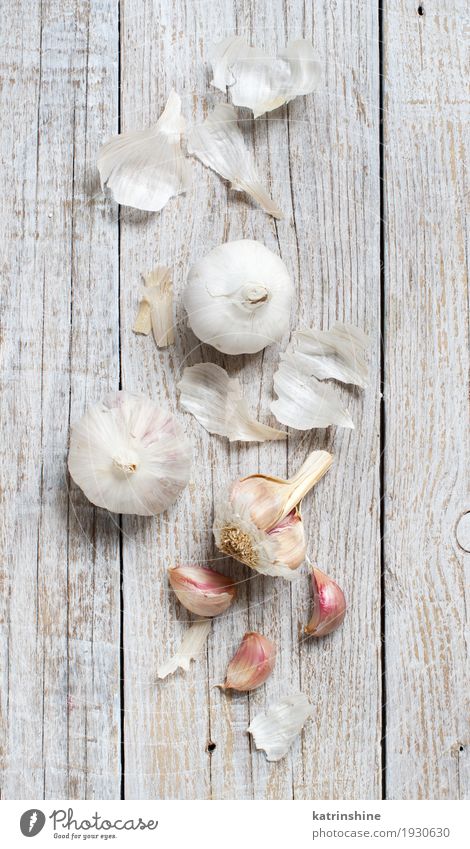 Organic garlic on the old wooden table Vegetable Herbs and spices Vegetarian diet Table Old Fresh Gray White Decline bulb Clove food Garlic healthy Meal Onion