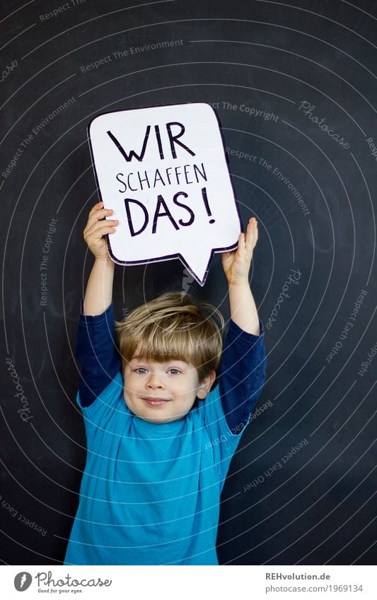 Child holding up a speech bubble Human being Toddler Boy (child) Infancy Face 1 1 - 3 years T-shirt Characters Signs and labeling To hold on smile Cool (slang)