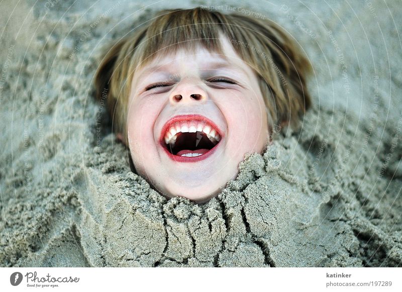 stuck in the middle Joy Happy Life Well-being Contentment Leisure and hobbies Summer Beach Ocean Child Schoolchild Human being Masculine Boy (child) Infancy