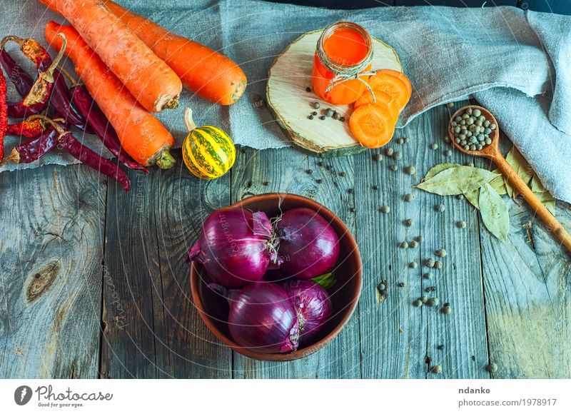 Red onion in a clay bowl among fresh vegetables and spices Vegetable Herbs and spices Nutrition Eating Vegetarian diet Diet Beverage Juice Bowl Spoon Table Wood