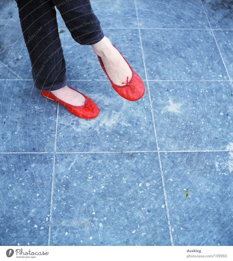 Red Shoes Human being Feminine Feet 1 Sit Wait Colour Tile Flip over Funky Legs Ground Subsoil Pattern Square Blue Multicoloured Sharp-edged Bow Footwear Lady