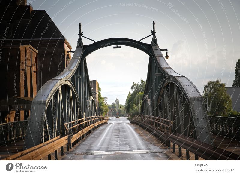 I am legend on a sunny day Town Deserted Bridge Asphalt Steel Steel carrier Intersection Colour photo Subdued colour Exterior shot Day Shadow Contrast Sunlight