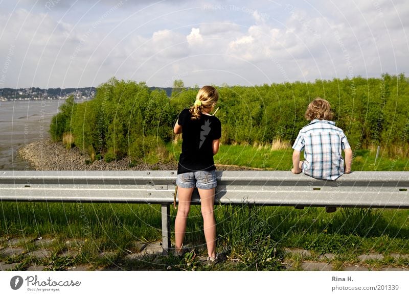 in spite of oneself Girl Boy (child) Brothers and sisters Infancy 8 - 13 years Child Nature Landscape Spring River Elbe T-shirt Shirt Jeans Blonde Short-haired