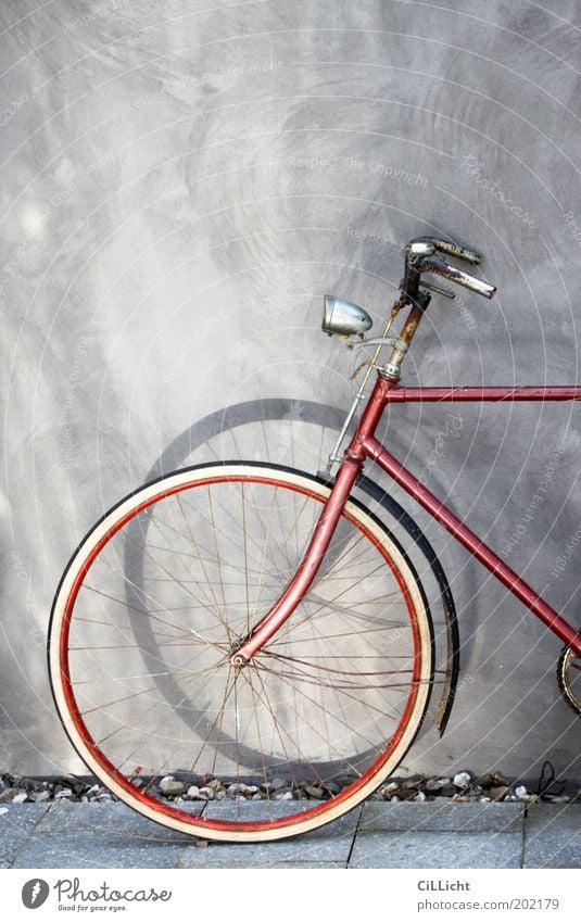 My red bike Elegant Style Leisure and hobbies Bicycle Wall (barrier) Wall (building) Collector's item Relaxation Old Esthetic Historic Round Gray Red Black