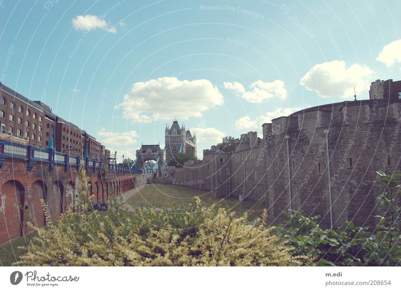 Royal Place Grass London England Old Tower of London Exterior shot Day Castle tower Wall (barrier) Facade Historic Castle wall Central perspective Brick