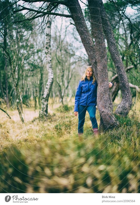 Woman leaning against a tree Well-being Contentment Senses Relaxation Leisure and hobbies Vacation & Travel Trip Adventure Feminine Adults 1 Human being