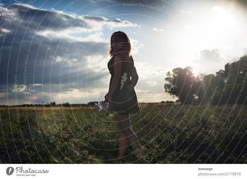 chica en el campo con atardecer Lifestyle Allergy Woman Adults Nature Landscape Plant Sky Sunrise Sunset Natural Happiness Peaceful Goodness Serene Patient Calm