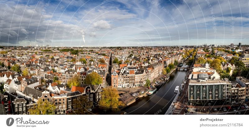 Amsterdam canals X Wide angle Central perspective Deep depth of field Sunbeam Reflection Contrast Shadow Light Day Copy Space middle Copy Space right