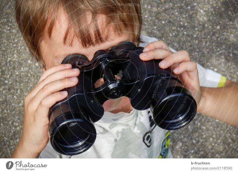 Let me see. Child Head Hand 3 - 8 years Infancy Street To hold on Looking Binoculars Voyeurism View from a window Vantage point Telescope Hiking Adventure Joy