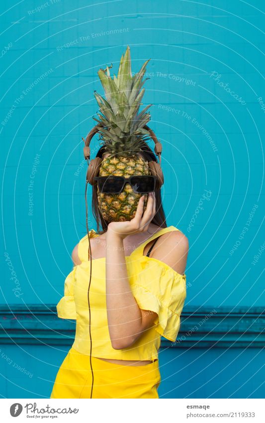 Piña con cascos y gafas en fondo azul estilo verano Fruit Vegetarian diet Juice Wellness Life Vacation & Travel Summer Summer vacation Beach Entertainment Party