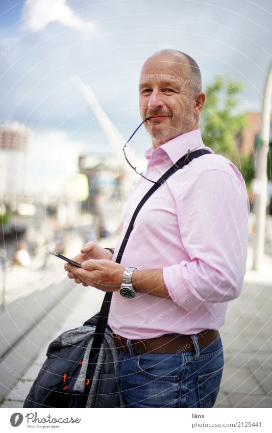 it'll be fine... Lifestyle Cellphone Human being Masculine 1 Town Shirt Jeans Sunglasses Short-haired Designer stubble Observe Looking Cool (slang) Happy