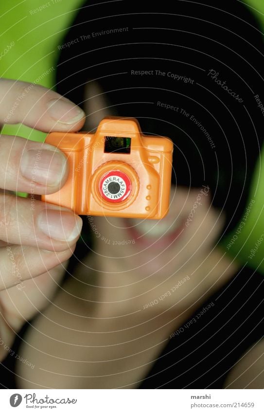 cheeeeeeeeeeeese Style Leisure and hobbies Feminine Face Hand Fingers Small Funny Trashy Camera Photographer Photography Take a photo Toys Orange Green Blur