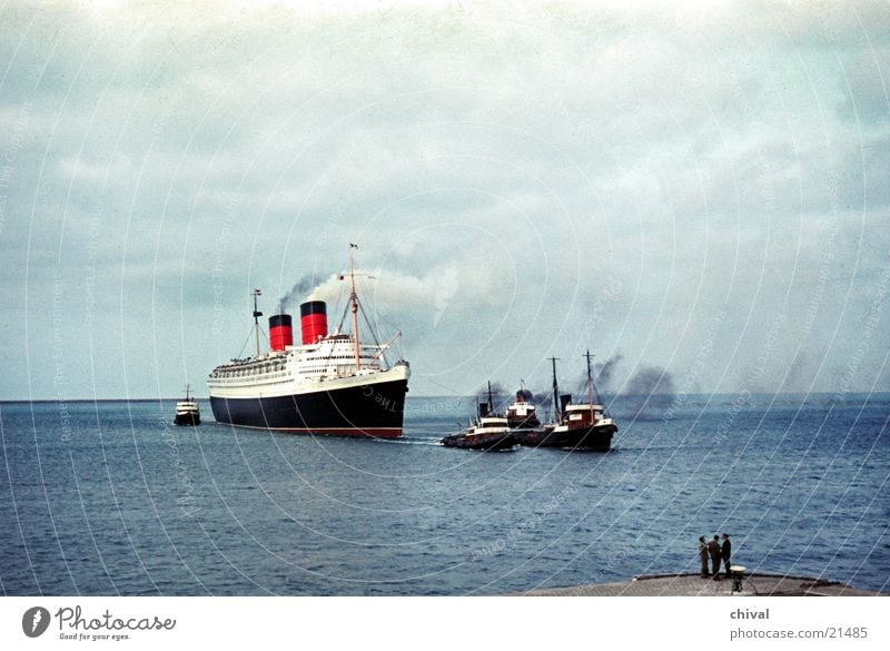 Queen Elizabeth Ocean Watercraft Tug Navigation Cruise France Europe pilots Harbour Queen Mary