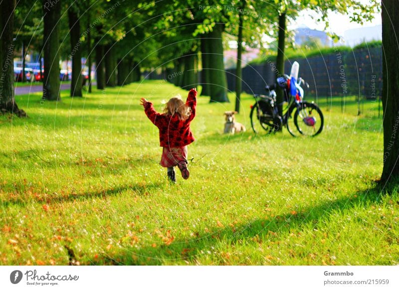 Run Lola Trip Human being Child Toddler Girl 1 1 - 3 years Animal Pet Dog Walking Running Happiness Green Red Joy Happy Joie de vivre (Vitality) Enthusiasm