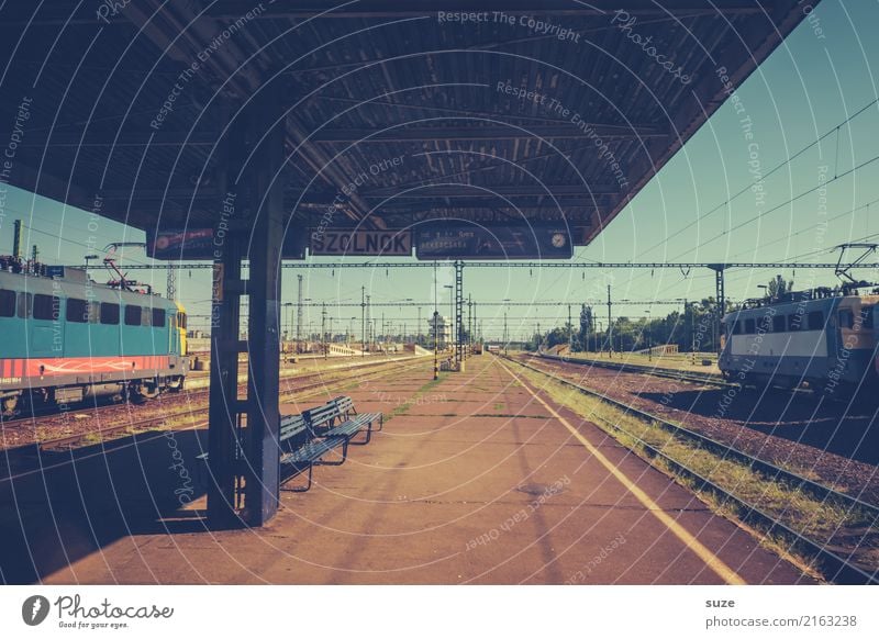 platform Vacation & Travel City trip Culture Town Train station Railroad Engines Platform Railroad tracks Wait Old Exceptional Simple Historic Retro Gloomy