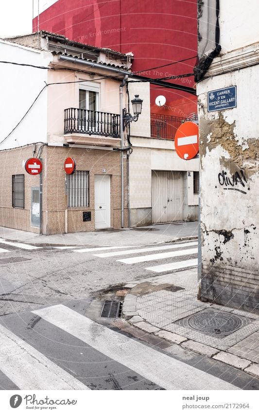 Red said Fred Valencia Port City Deserted House (Residential Structure) Wall (barrier) Wall (building) Crossroads Road sign Zebra crossing Signs and labeling