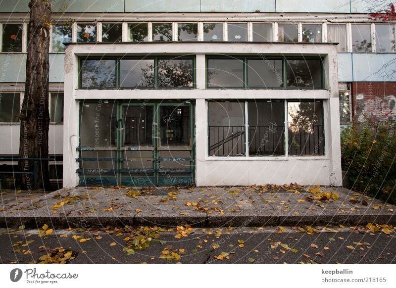 fh_003 School building Schoolyard Facade Dirty Broken Gloomy Decline Past Colour photo Exterior shot Deserted Twilight Long shot Wide angle Shabby Entrance