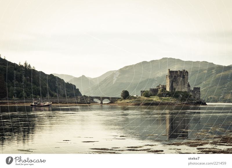 homedelivery Mountain Lakeside Island Tourist Attraction Bridge Fishing boat Idyll Calm Scotland Medieval times Highlands Eilean Donan castle Subdued colour