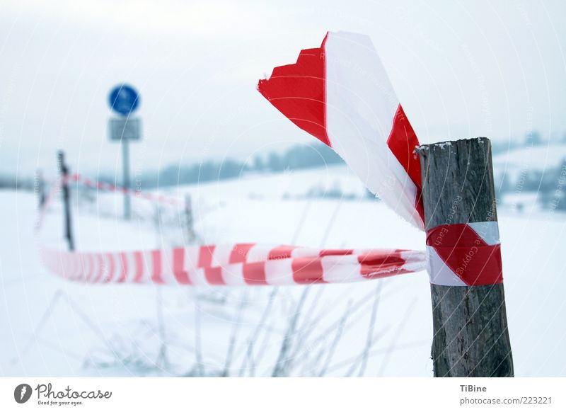 No trespassing Wood Plastic Signs and labeling Line Blue Red White Symmetry Colour photo Deserted Day Shallow depth of field Boundary Reddish white