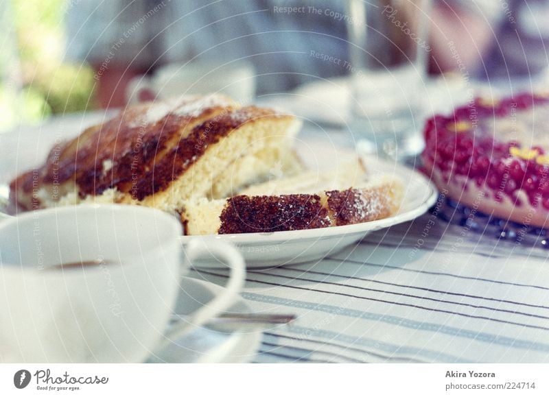 [70] With coffee and cake Fruit Dough Baked goods Cake Fruit flan Nutrition To have a coffee Coffee Crockery Plate Cup Glass To enjoy Delicious Sweet Blue Brown