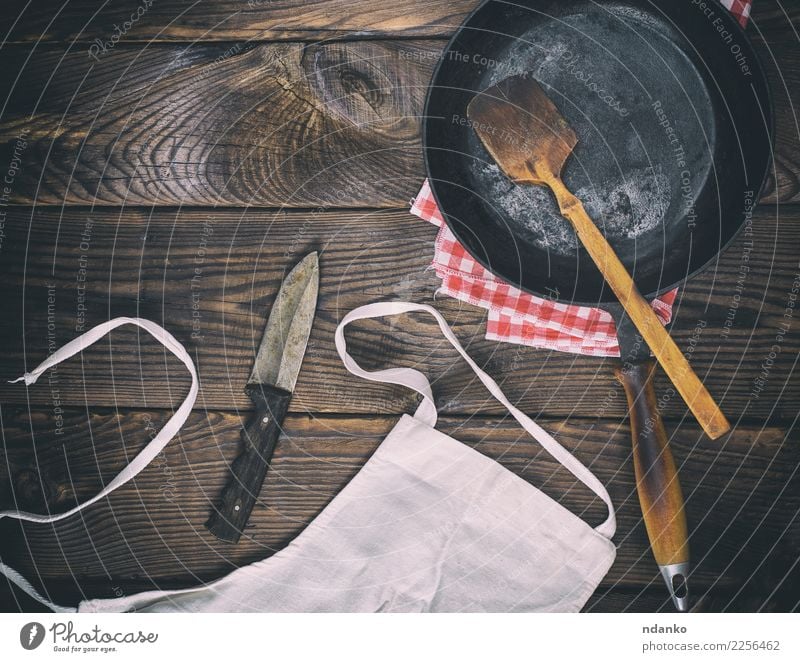 empty black cast-iron frying pan Pan Knives Table Kitchen Wood Metal Old Dark Natural Retro Brown Black Tradition vintage Vantage point background space Dish