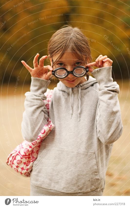 Teacup finger spreading Carnival girl 8 - 13 years Child Infancy Bag Eyeglasses Looking Brash Uniqueness Joy Smart Curiosity Life Study Carnival costume schuler