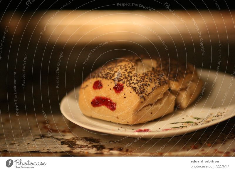 :( Food Dough Baked goods Roll Plate Sadness Fear Colour photo Interior shot Close-up Deserted Artificial light Shallow depth of field Embitterment