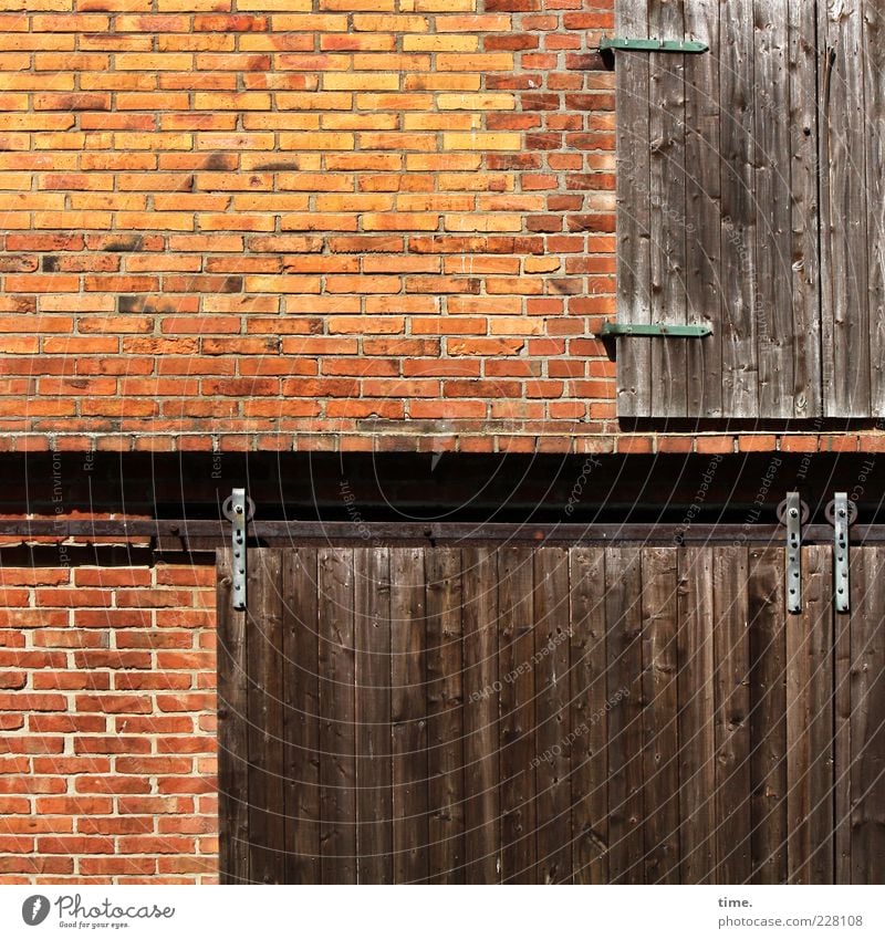 roller blind Gate Wall (barrier) Wall (building) Facade Wood Brick Brown Red Barn Rolling door Hinge Farm Mortar Molding Closed Iron Metal Metalware Wood grain