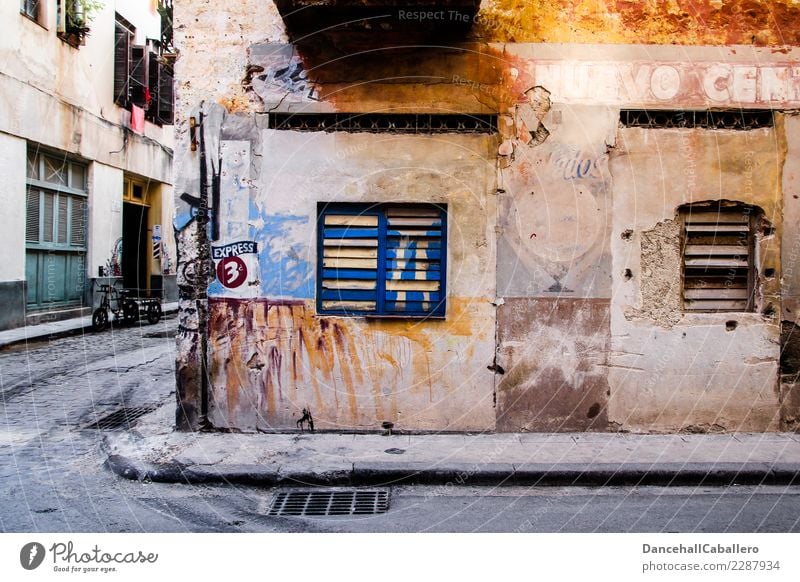 street corner Cuba Town House (Residential Structure) Building Architecture Wall (barrier) Wall (building) Window Street Crossroads Bicycle Old Poverty Broken