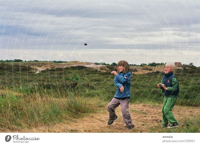 unknown flying object Child Boy (child) Brothers and sisters Friendship Infancy Youth (Young adults) Life Nature Landscape To enjoy Playing Throw Free Happiness