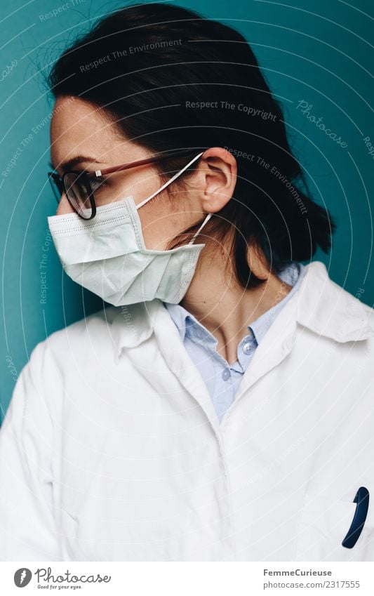 Female doctor with face mask and lab coat Work and employment Profession Doctor Feminine Young woman Youth (Young adults) Woman Adults 1 Human being