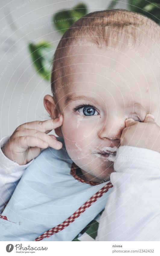 Baby catches his eye Yoghurt Puree Parenting Human being Masculine Child Boy (child) Face 1 0 - 12 months Wall (barrier) Wall (building) Sweater Bib Observe