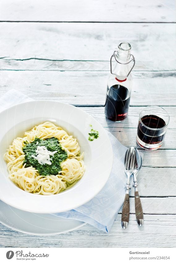 pasta Food Nutrition Lunch Vegetarian diet Slow food Italian Food Beverage Lemonade Plate Bottle Glass Cutlery Delicious Food photograph Spaghetti Spinach Sauce