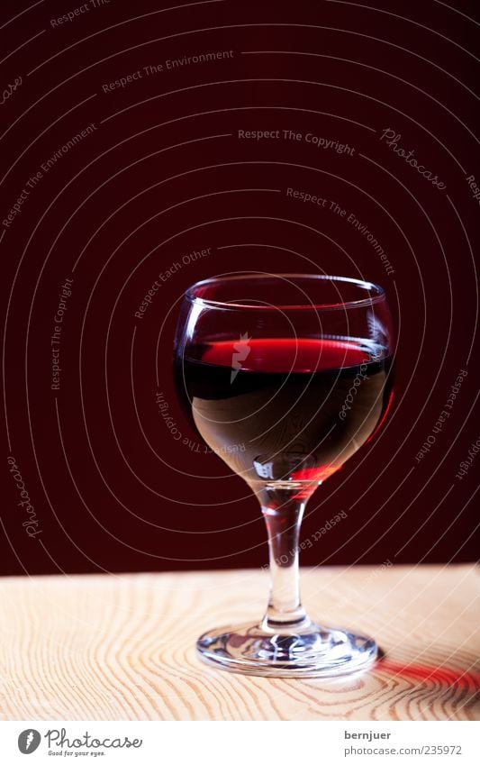 cabernet Beverage Wine Redwine glass Red wine Wine glass Table Wooden table Wood grain Cabernet Sauvignon Studio shot Copy Space top Flash photo Shadow