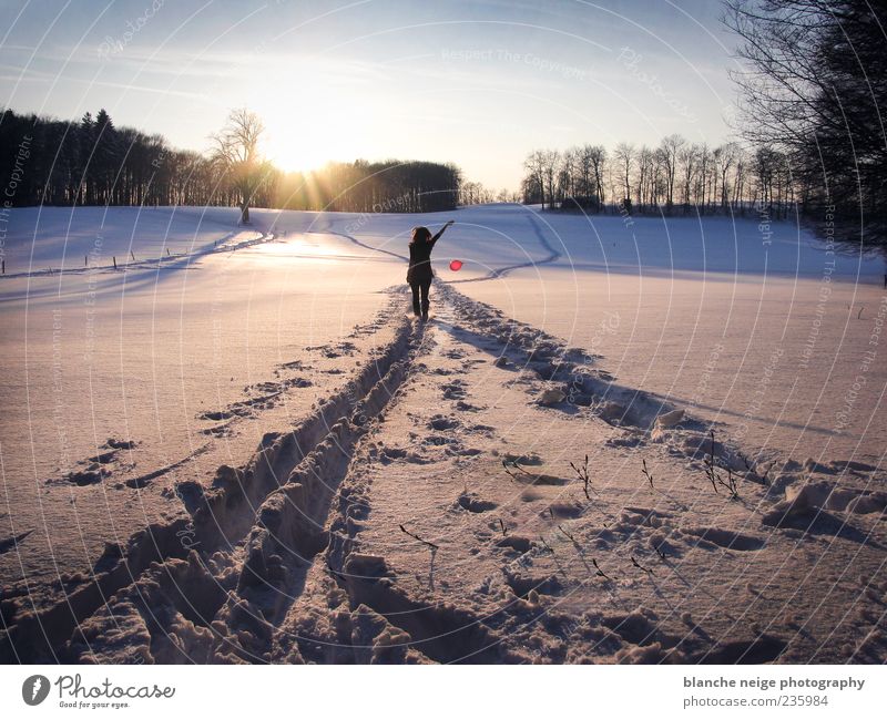 red balloon Trip Freedom Winter Snow Winter vacation Woman Adults 1 Human being Footprint Going Fresh Contentment Joie de vivre (Vitality) Relaxation Life