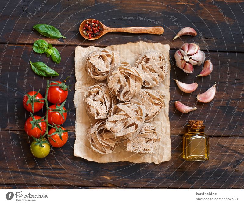 Whole wheat pasta tagliatelle, olive oil, vegetables and herbs Vegetarian diet Diet Bottle Table Leaf Dark Fresh Brown Green Red Tradition cooking food health