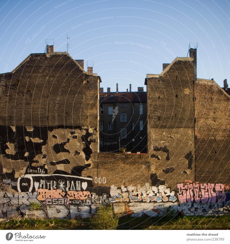 city life Cloudless sky Beautiful weather Town Deserted House (Residential Structure) Manmade structures Building Architecture Wall (barrier) Wall (building)