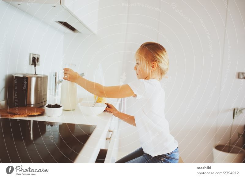 mother having breakfast with kid daughter Breakfast Lifestyle Joy Happy Kitchen Child Mother Adults Family & Relations Smiling Embrace Together Modern White