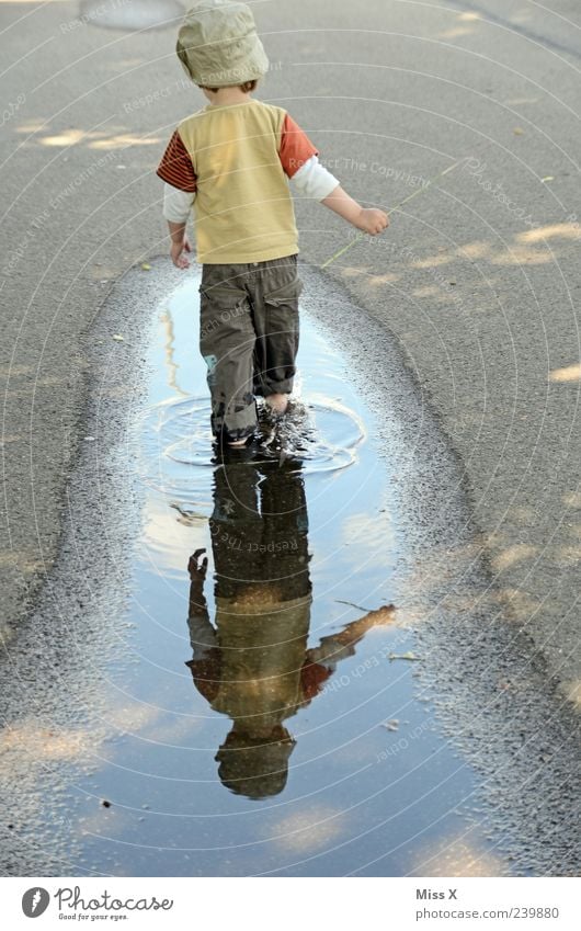 favourite pastime Playing Children's game Human being Toddler Infancy 1 1 - 3 years 3 - 8 years Water Weather Bad weather Rain Pedestrian Street Lanes & trails